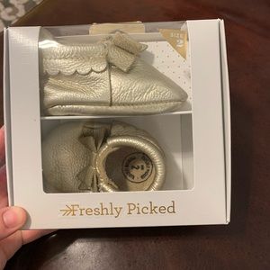 Freshly Picked Size 2 Bow Moccasins platinum
